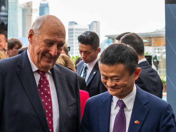 Kong Harald og Jack Ma - begge opptatt av blå bærekraft. Foto: Tim Haukenes